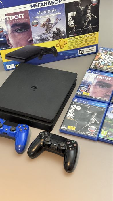 Sony PlayStation 4 + 2 DUALSHOCK 4 controller
