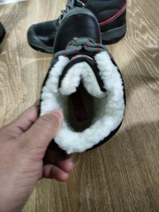 Продам зимнюю спецобувь