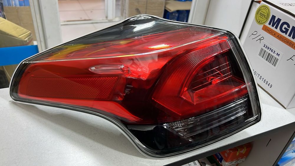 Фара рав4 левая задняя