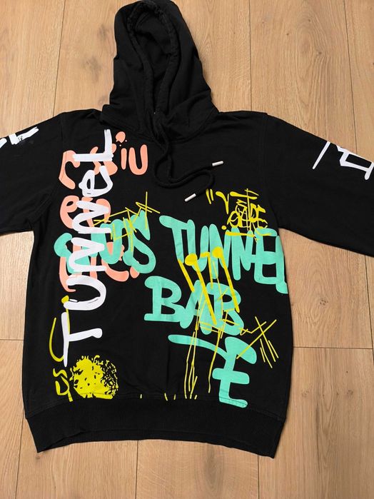 Стилно худи с графити принт размер 152