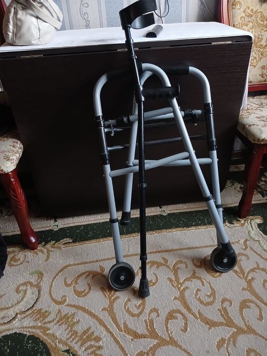 Продам ходунок и костыль.