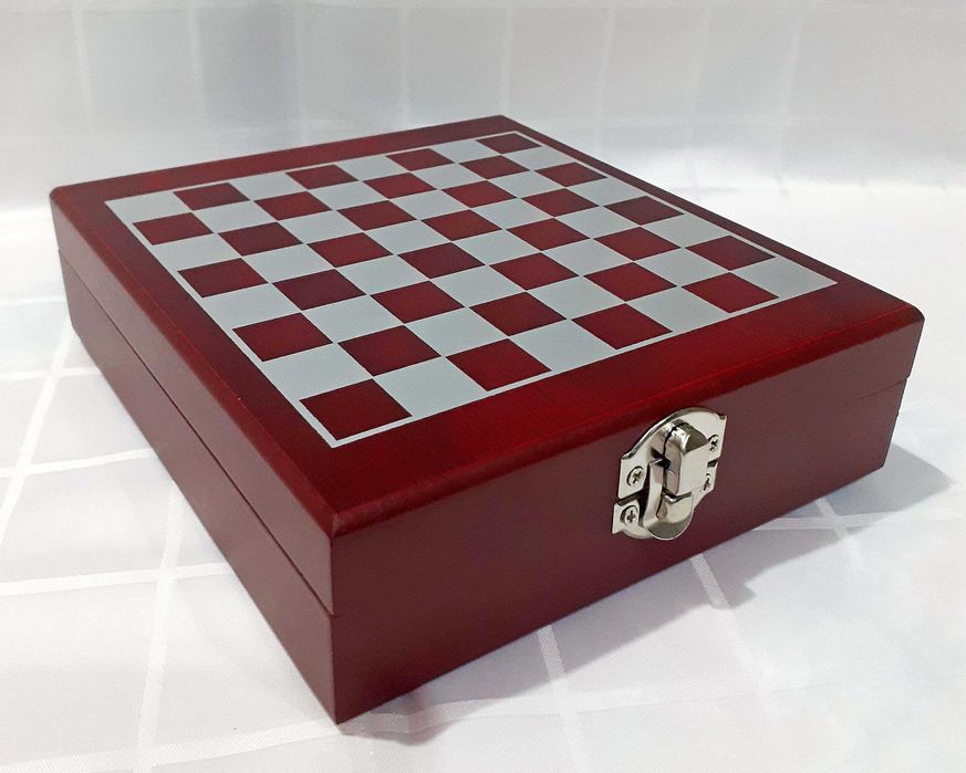 Комплект шах с аксесоари за вино