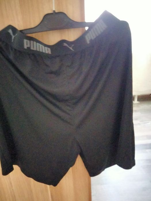 Pantaloni scurți și tricouri 2 buc la 50 lei.