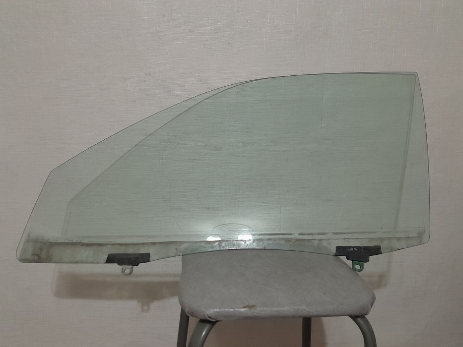 Стекло на Highlander левая водителская сторана 2003 года