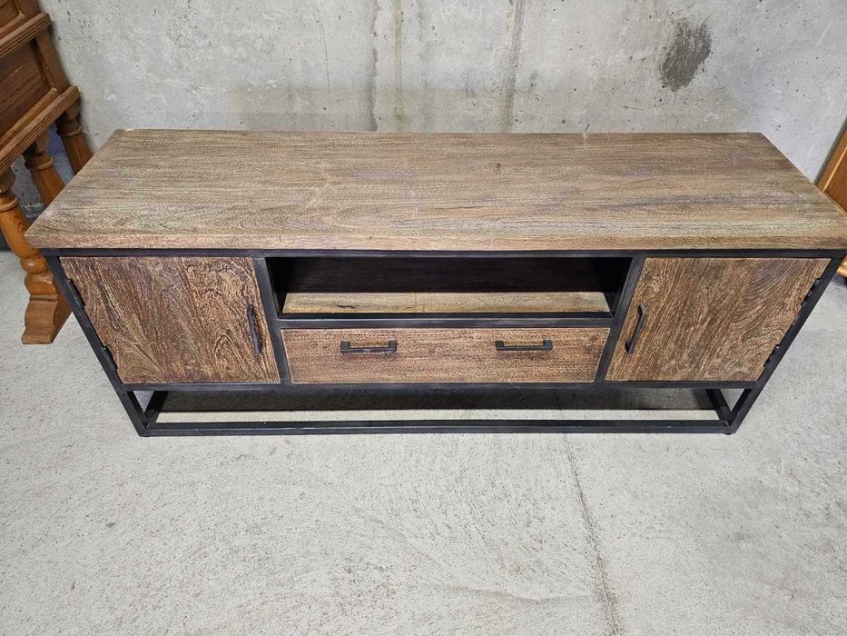 Шкаф от метал и дърво