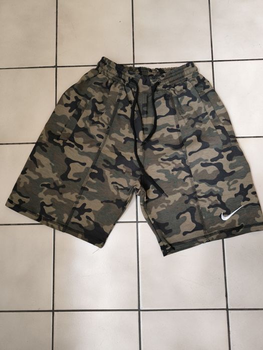 Камуфлажни или сиви памучни къси панталони