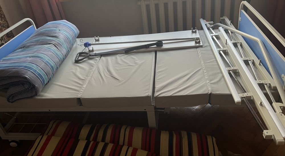 Механическая кровать медицинская с матрасом