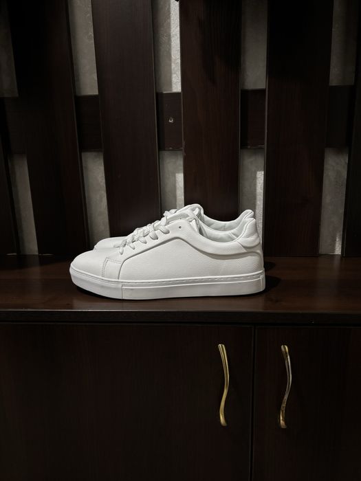 Продаю белые кеды