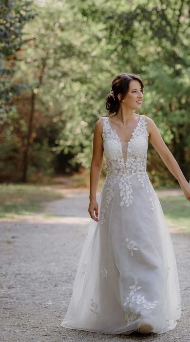 Булчинска рокля с бродирани листенца