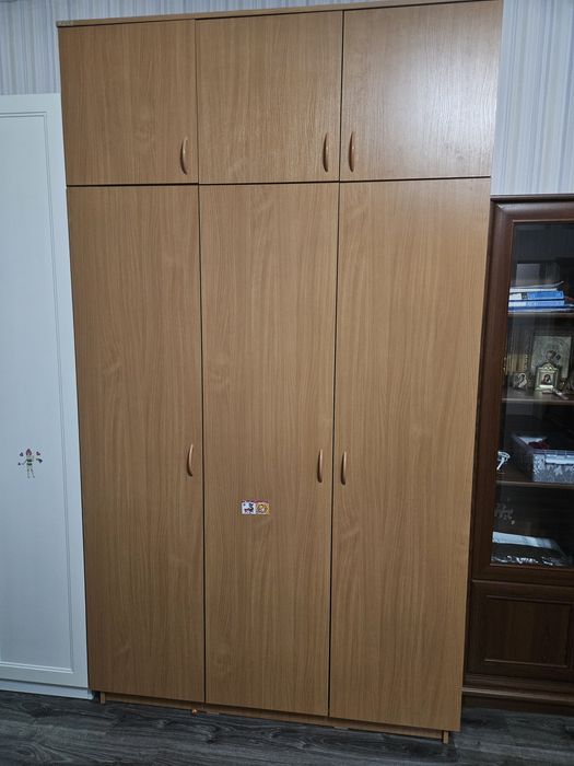 Продам большой шкаф