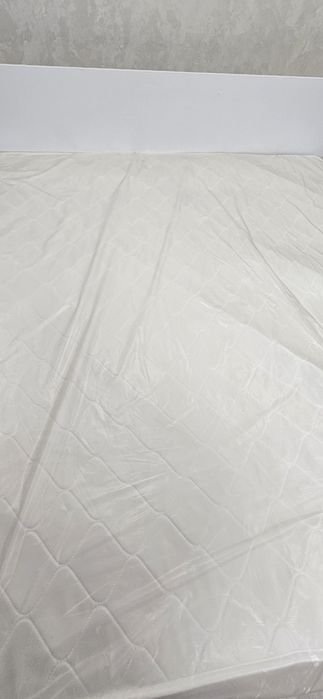 Кровать 2000×1800 вместе с матрасом.