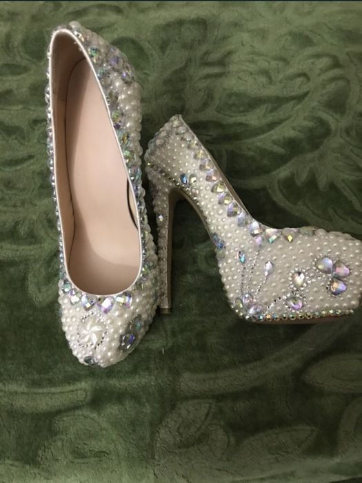Pantofii cu toc înalt cu perle și pietre
