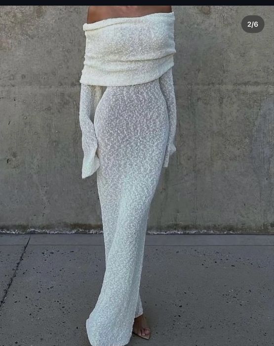 Платье белое.