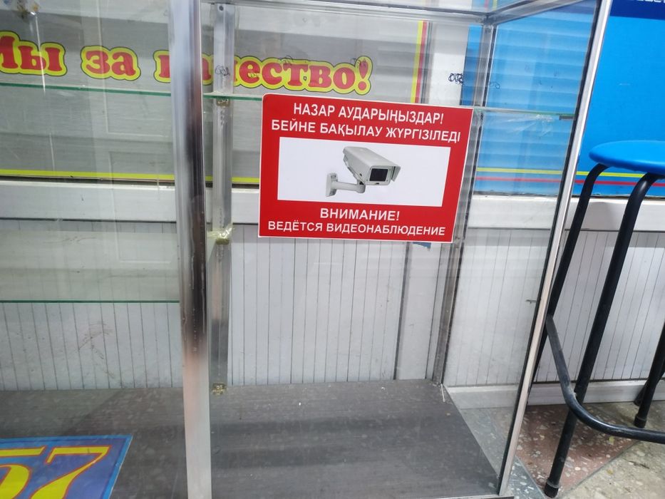 Витрины стеклянные стеллажи
