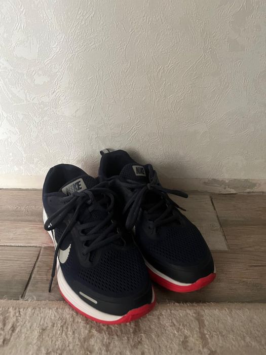 Крассовки  Nike..