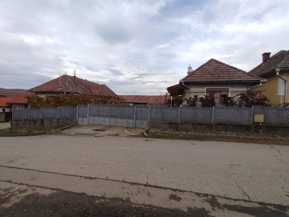 Se vinde casă locuibilă, cu toate utilitățile și 1300 mp teren