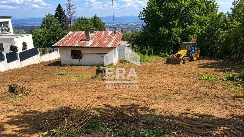 УПИ за жилищно строителство с панорамна гледка към града в полите на В