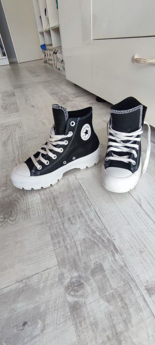 Converse  din piele moale.