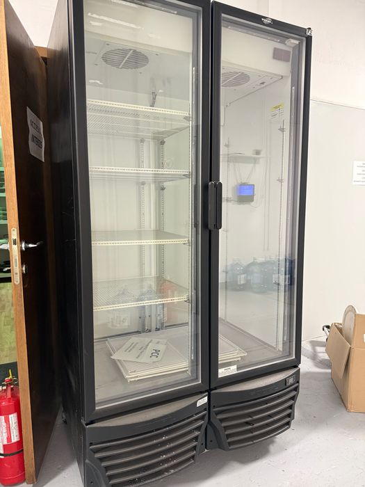 Frigider/ Vitrina cu 2 usi