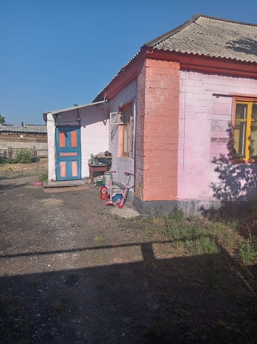 Продам дом в центре в щербактах углярка есть туалет на улицы.