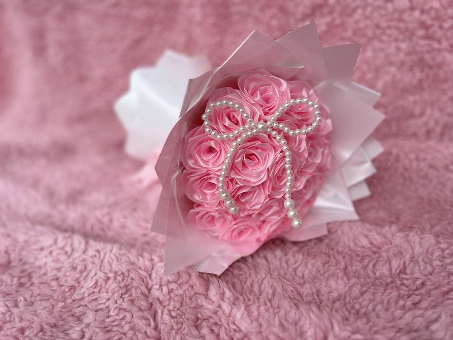 Букети от сатенени рози