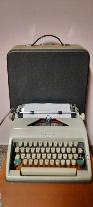 Mașină de scris Olympia Monica impecabilă