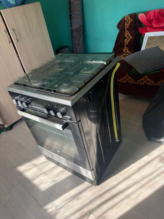 Vând aragaz Beko folosit foarte puțin