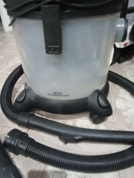 Продам пылесос моющий.