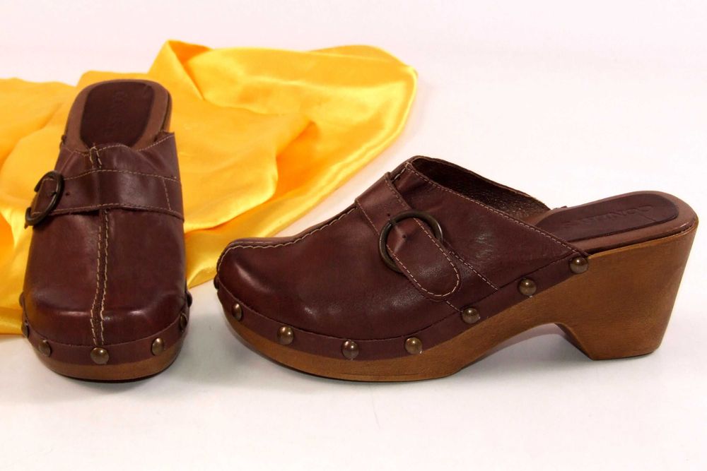 Set 2 perechi saboti piele naturala, nr 41. Made in Sweden/England, 149 lei/perechea, NOI