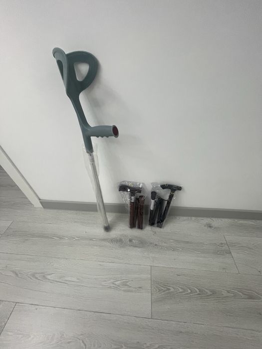 Трости и костыль в упаковке