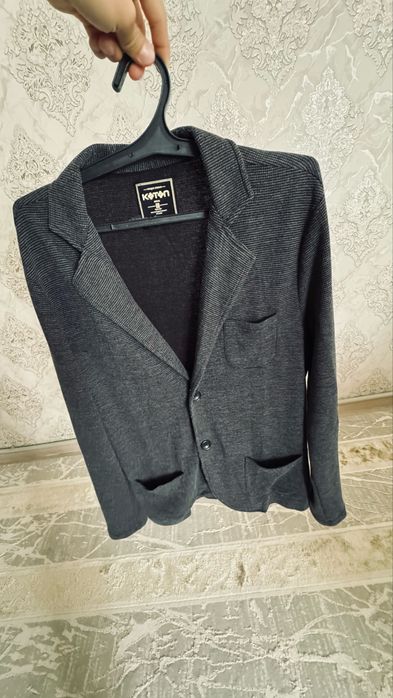 тонкий костюм.