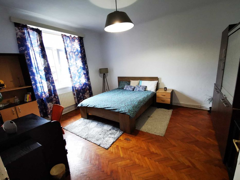 Inchiriez Camera 26 mp la Casa Coleg locuinta decom/ curte pet Marasti