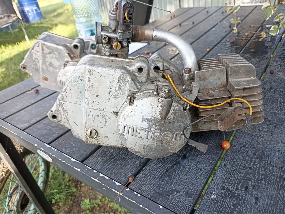 Motoare minimobra unul complet cu carburator  la unul lipsește cilindr