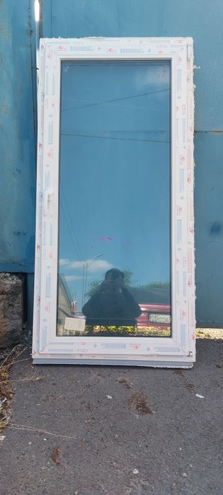 Пластиковой  двер и окно