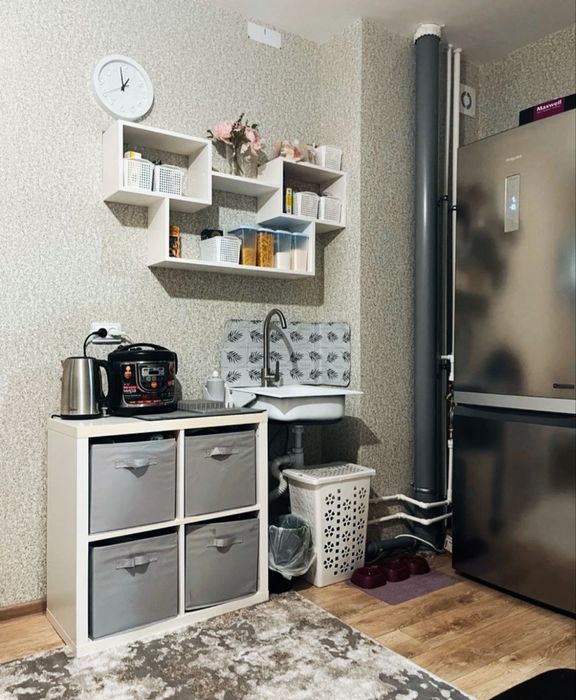 Настенная полка для книг и кухнях вещей