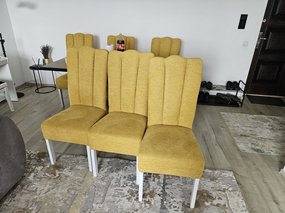 Set 6 scaune tapițate in material cu picioare albe de lemn