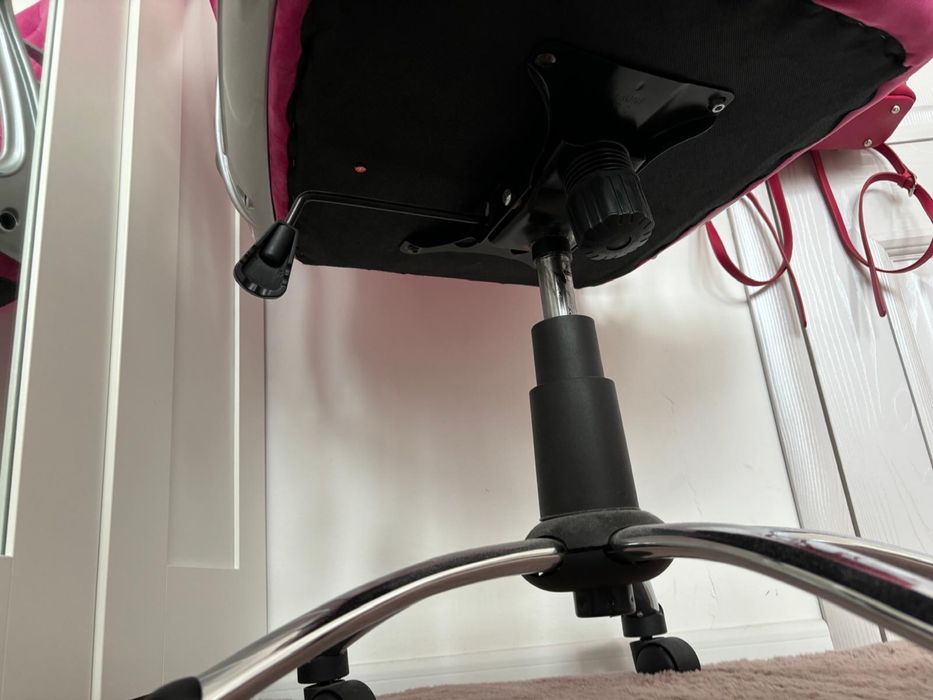 Scaun de birou roz cu “diamante”  Little Princess