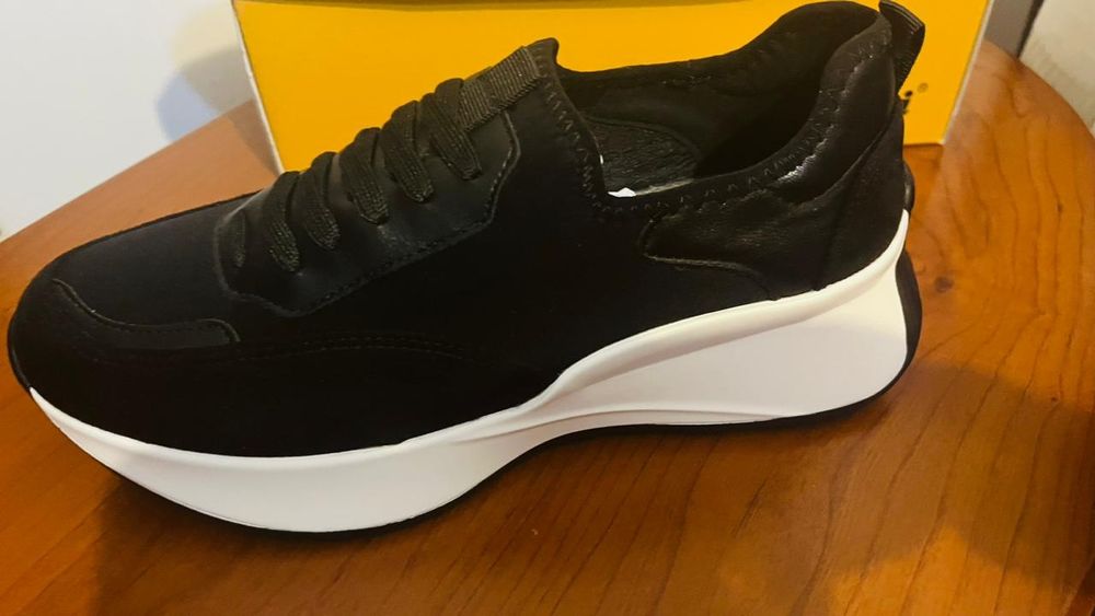 продаются кроссовки 39, новые