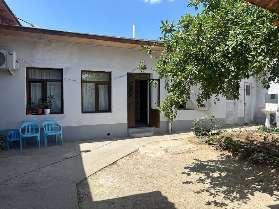 Yunusobod bodomzorda 3,2sotix 8xonali uy srochni sotiladi.Yer narxida.