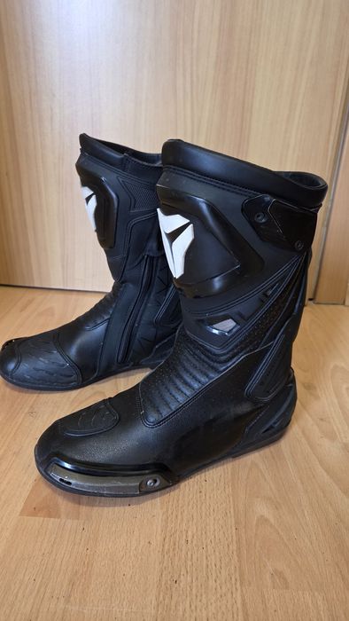 Мото Яке, Панталон, Ботуши