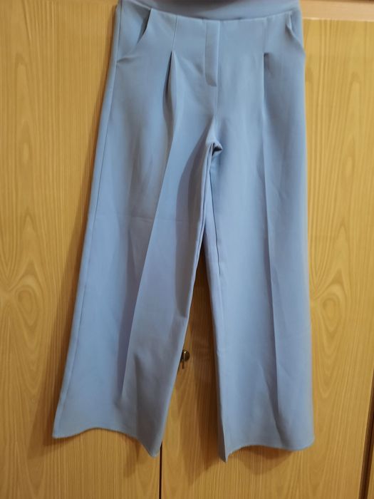 Продаётся  костюм  светло голубого цвета,размер 38 пошито фирмой AYLIN