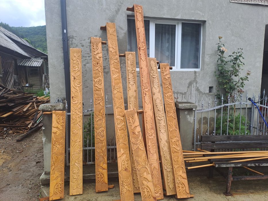 Draperii din lemn sculptate