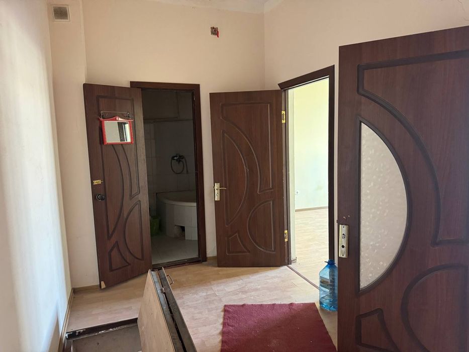 Аэропортдан 19 уйдан 1 каватидан 1 хонали 94 квли янги уй ижарага бери