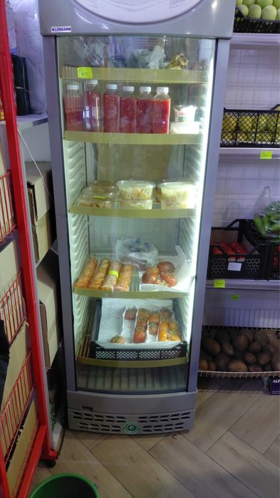 Холодильник витрина в хорошем СОСТОЯНИИ