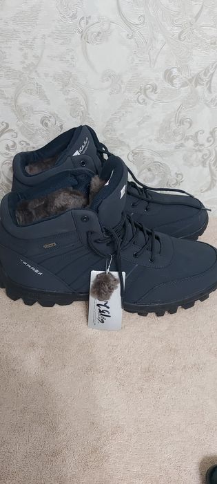 Продам кроссовки зимние.Kajila