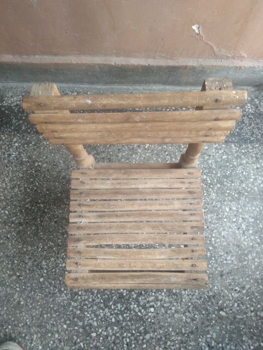 Детско дървено столче