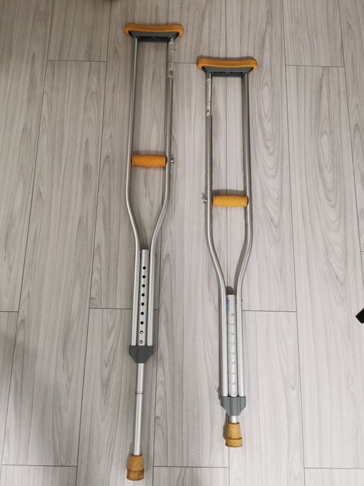 Orteza Walker cu perna de aer și carje