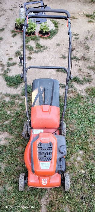 Mașină de tuns gazonul Husqvarna LC 140P pentru piese.