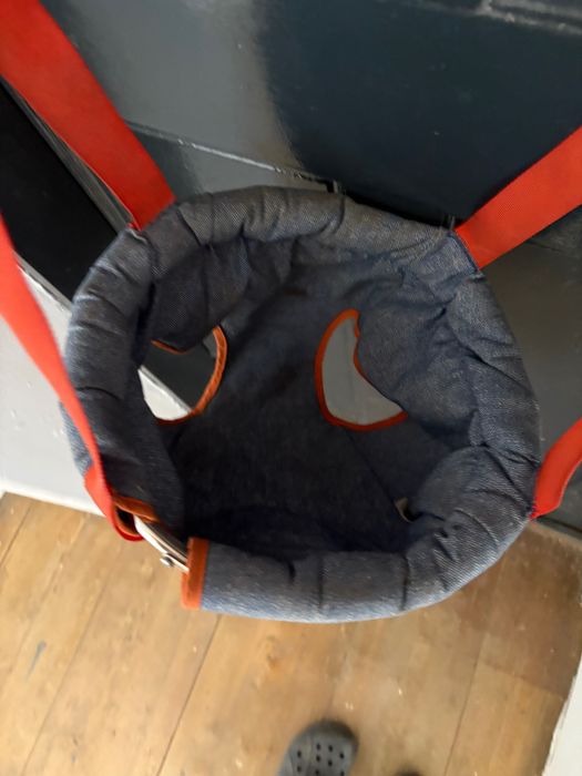 leagan bebelus  balansoar agatat in tocul usii vechi Germania de Vest