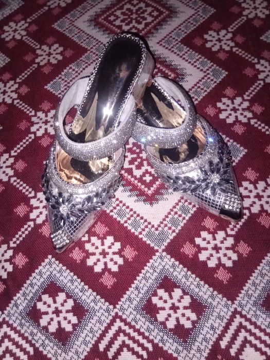 Ayollar uchun chiroyli bayram tuflisi / to‘y tuflisi
E’lon matni:
Ya